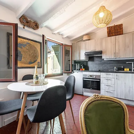 Charming Old Town Apartment *